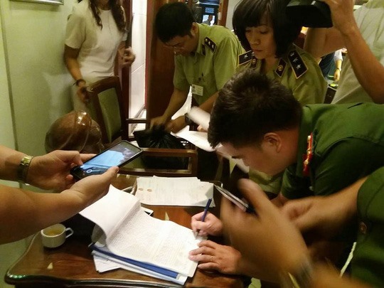 Đoàn kiểm tra làm việc tại cửa hàng Khaisilk.