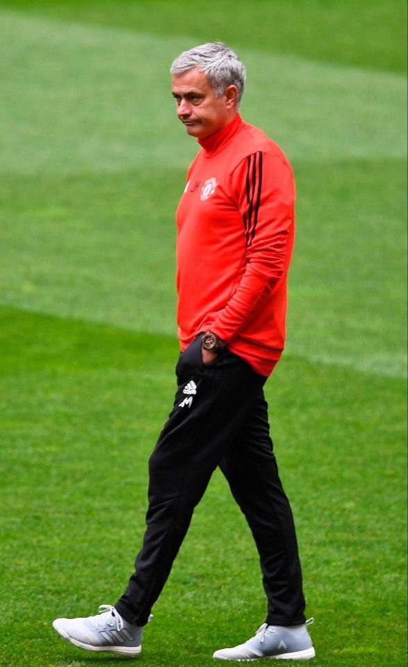 Mourinho đang khá bực bội. Ảnh: Getty.