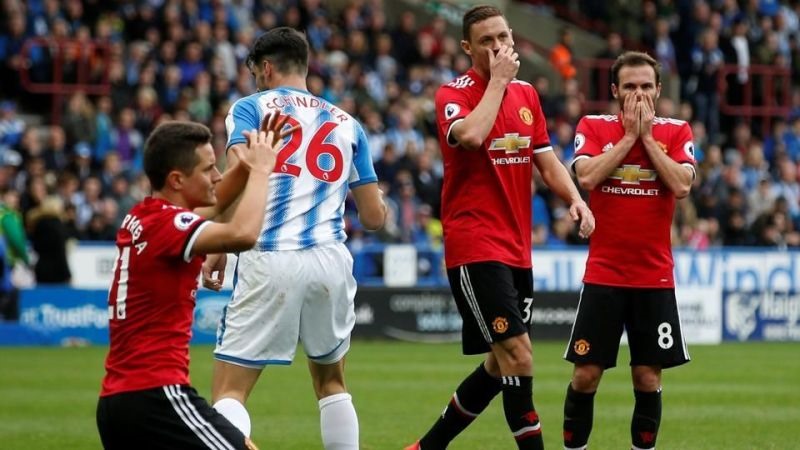 Trận thua Huddersfield đã để lại sức ép rất lớn cho M.U. Ảnh: Getty.