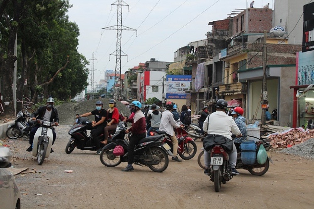 Nhiều người không dám leo qua các bãi đá nên quay đầu.