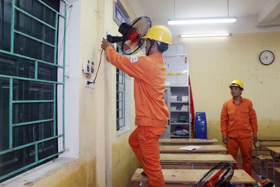Thay các quạt bị hỏng do mưa lũ tại các trường học.