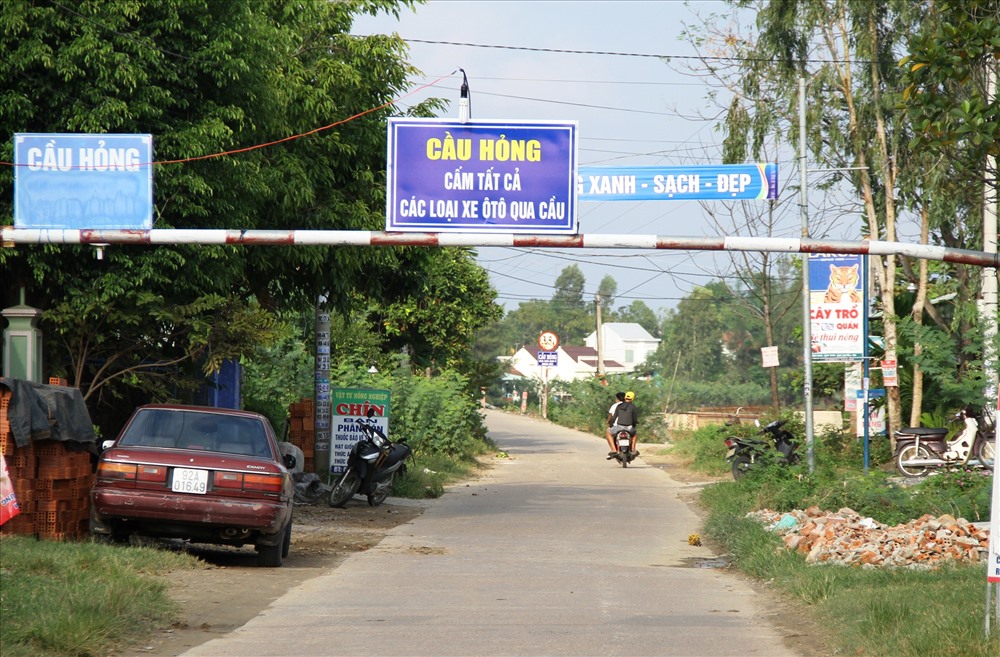 Hai đầu cầu có barie ngăn các xe ô tô, xe tải qua cầu. Ảnh: LP