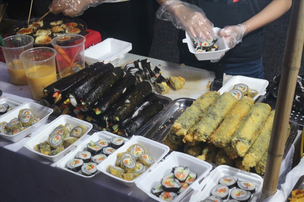 Bày bán những món ăn hấp dẫn