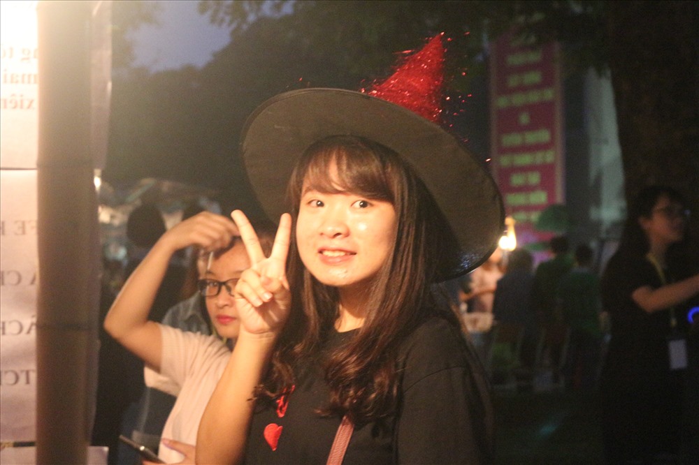 Màn hóa trang theo phong cách Halloween của sinh viên