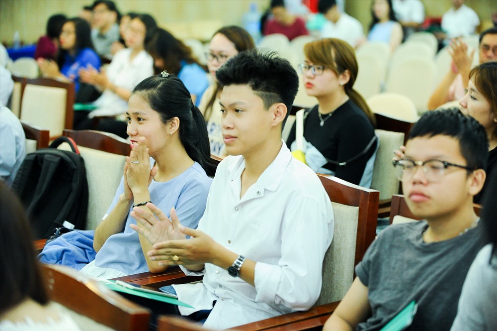 Sinh viên tham dự lễ ra mắt cuộc thi Khởi nghiệp vì thành phố tôi yêu.