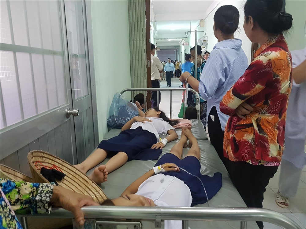 Các em học sinh nằm viện để điều trị (ảnh: P.V)
