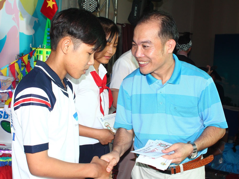 Chủ tịch CĐCS Cty Taekwang Vina (phải) tuyên dương con công nhân học giỏi sống tốt. Ảnh: P.V