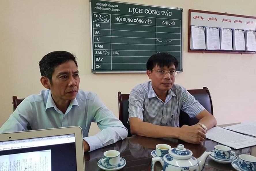 Ông Lê Văn Phúc - Trưởng phòng Giáo dục huyện Hoằng Hoá (phải) và ông Bá - cán bộ tổ chức của phòng - đã không thể trả lời câu hỏi về căn cứ ban hành kế hoạch số 88. Ảnh: X.H