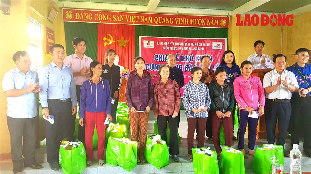 Các phần quà được trao tận tay người dân vùng tâm bão Quảng Bình. Ảnh: Lê Phi Long