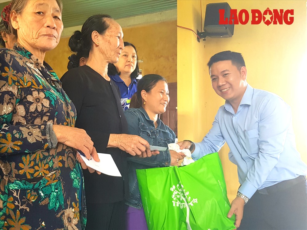 Ông Lý Minh Đăng – GĐ Siêu thị Co.op Mart Quảng Bình – trao quà hỗ trợ cho người dân. Ảnh: Lê Phi Long