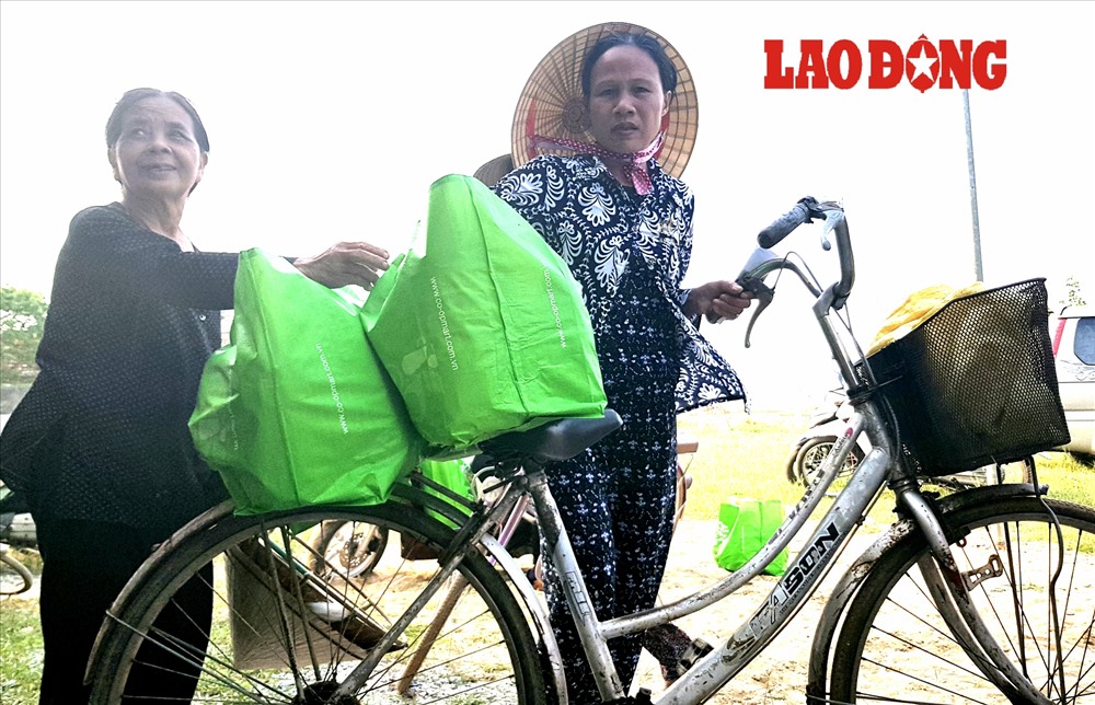 Người dân rất vui mừng khi nhận được sự hỗ trợ sau những thiệt hại nặng nề do bão số 10 gây ra. Ảnh: Lê Phi Long