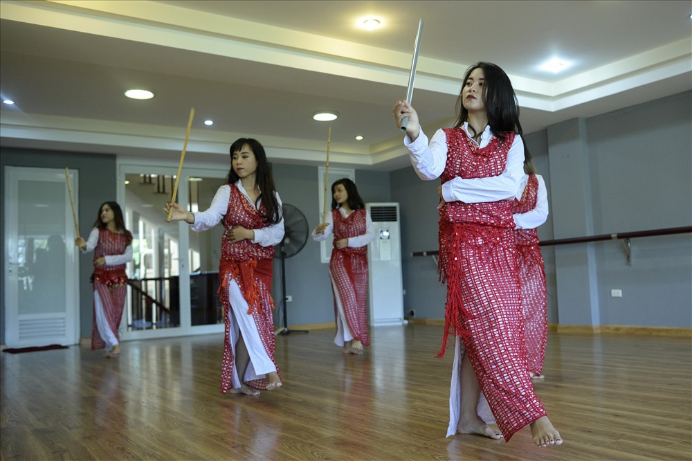 Saidi, một trường phái của Bellydance, vốn là điệu nhảy dành cho các chiến binh nam nhưng được cải biên lại cho phụ nữ, được biểu diễn cùng với gậy. Ngoài Saidi, Bellydance còn có các trường phái phổ biến như drum solo mạnh mẽ với trống là nhạc cụ chủ đạo hoặc Balladi nhấn mạnh vào sự mềm mại, uyển chuyển. Dù thuộc trường phái nào thì các vũ công thường đi chân trần, nhằm nhấn mạnh sự liên kết với mặt đất.