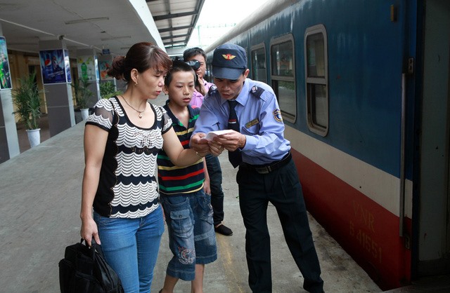 Khi cửa soát vé tự động đi vào khai thác sẽ loại bỏ việc kiểm soát vé trên ke ga và tại cửa toa xe hành khách lên tàu.(Ảnh Tuấn Phùng)