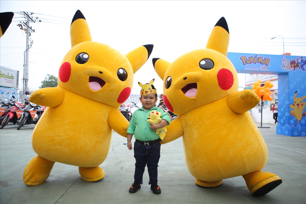 Ku Tin vui với Pikachu. Ảnh: T.L