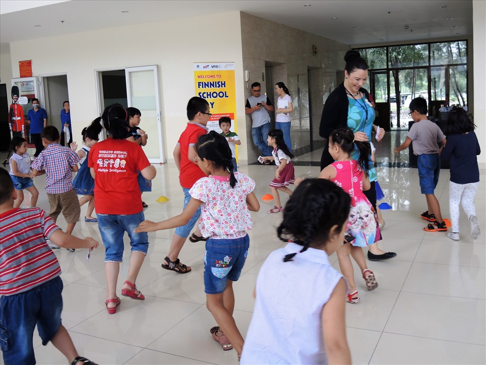 Giờ giải lao vui vẻ của cô giáo Phần Lan và các học sinh Việt Nam (ảnh M.P)