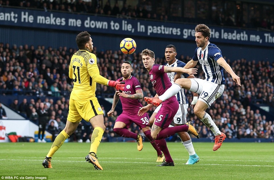 Jay Rodriguez (áo trắng đen) gỡ hòa 1-1 cho West Brom. Ảnh: Getty Images.