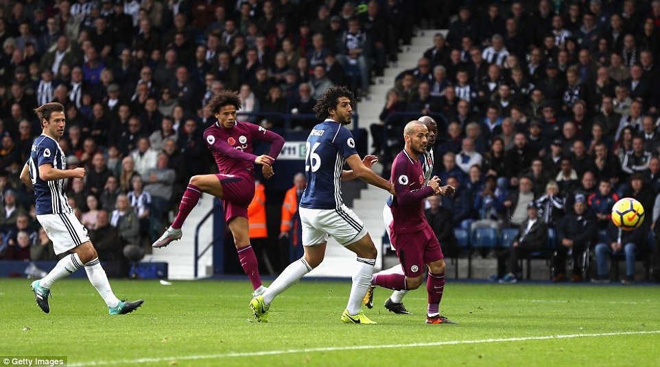 Leroy Sane (trái) ghi bàn mở tỷ số trận đấu. Ảnh: Getty Images.