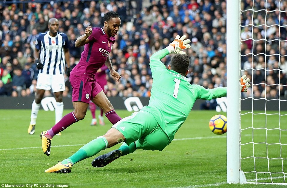 Sterling (áo tím) ghi bàn nâng tỷ số lên 3-1. Ảnh: Getty Images.