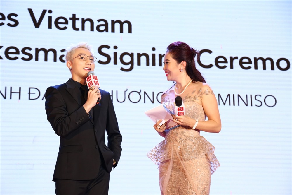 Sơn Tùng M-TP trả lời phỏng vấn trên thảm đỏ. Ảnh: H.N