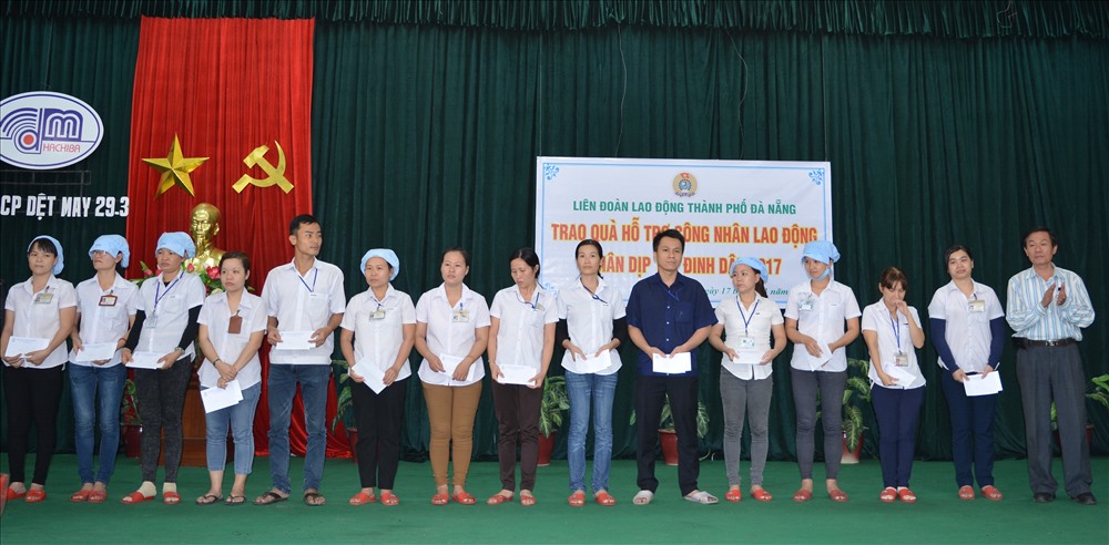Lãnh đạo Công ty CP Dệt may 29/3 cùng LĐLĐ TP Đà Nẵng trao quà cho CNLĐ nhân dịp Xuân Đinh Dậu 2017