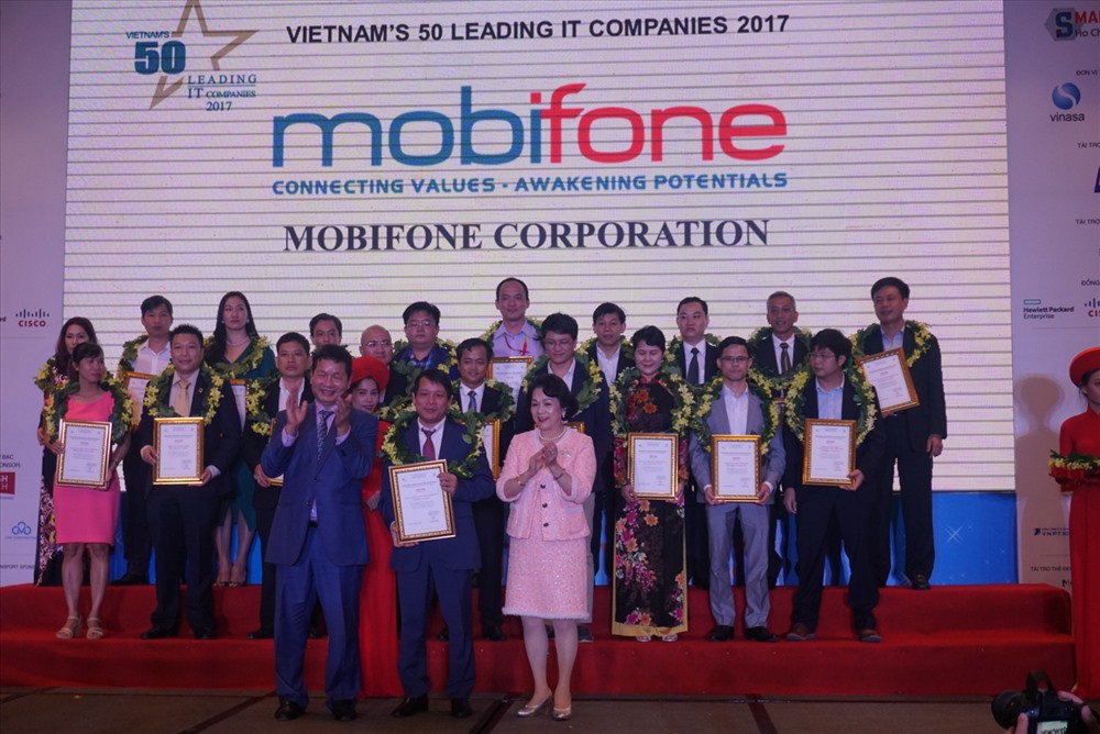 Ông Nguyễn Đình Tuấn – Thành viên HĐTV Tổng Công ty Viễn thông MobiFone nhận danh hiệu “50 doanh nghiệp CNTT hàng đầu Việt Nam 2017”