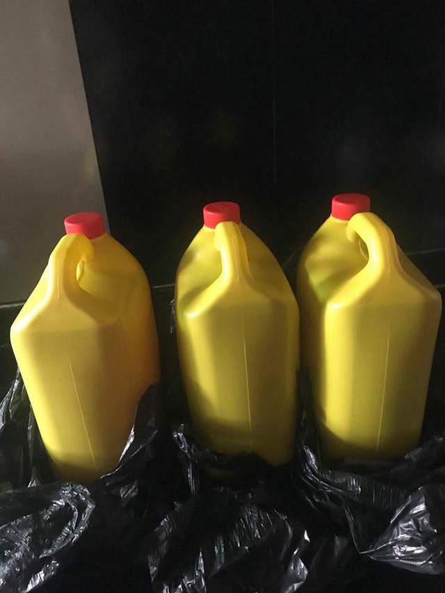 3 can 'mật ong rừng' thực chất chỉ là nước đường mà MC Thảo Vân đã bỏ 6 triệu đồng để nhận.