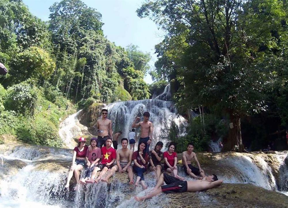 Thác Mu mùa mưa vẫn thu hút nhiều bạn trẻ tới khám phá. Ảnh. Vivu S+