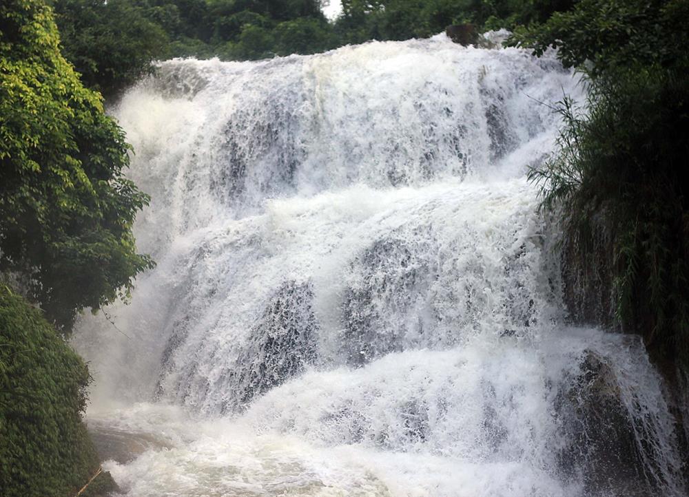 Giữa ngàn xanh, thác Mu đang gầm gào. Ảnh. Đinh Huy