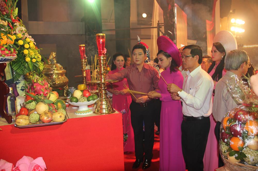 Các nghệ sĩ đốt nhang bàn thờ Tổ.Ảnh: N.T