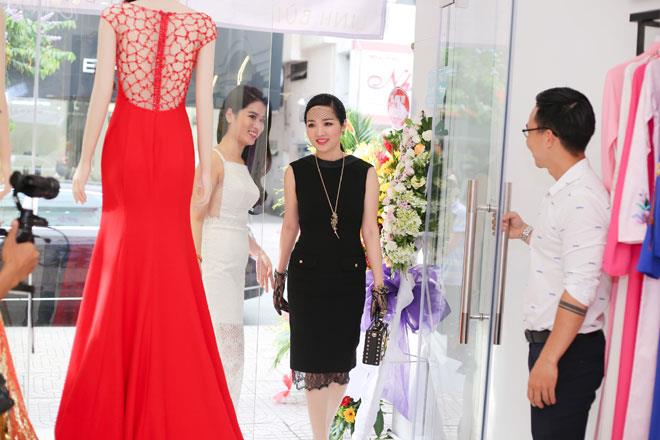 Hoa hậu Đền Hùng - Giáng My cũng tranh thủ đến dự sự kiện.