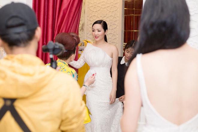 Giáng My luôn ưa thích những bộ đầm cắt xẻ, tôn đường cong cơ thể nhưng vẫn toát lên vẻ sang trọng, quyến rũ.