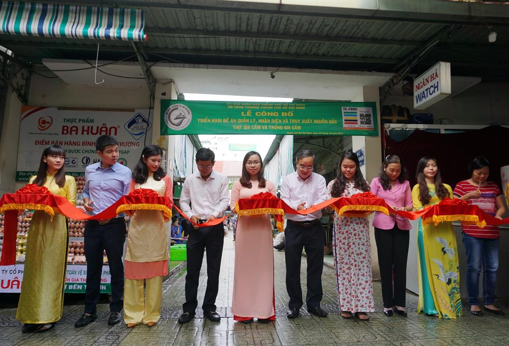 Đại diện sở, ngành TPHCM cắt băng công bố đề án truy xuất nguồn gốc thịt gà và trứng gia cầm sáng ngày 310. Ảnh: M.Q