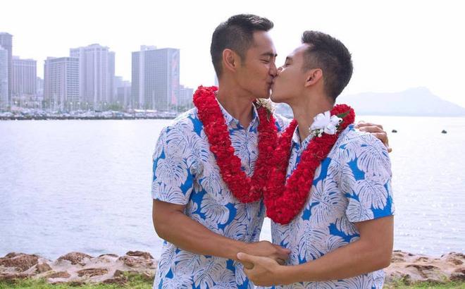 Rhonee Rojas mang trong mình 5 dòng máu (Trung Quốc, Mỹ, Phillipines, Tây Ban Nha, Thái Lan) hiện đang sống tại Hawaii (Mỹ).
