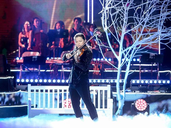 Nghệ sĩ Violin Anh Tú thăng hoa trong từng nốt nhạc.