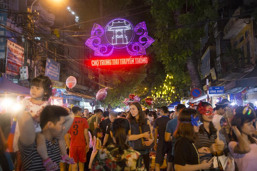 Đêm ngày 2.10 (tức ngày 13.8 âm lịch) thời điểm mà tết Trung thu đã cận kề, con phố Hàng Mã thu hút rất đông khách hàng.
