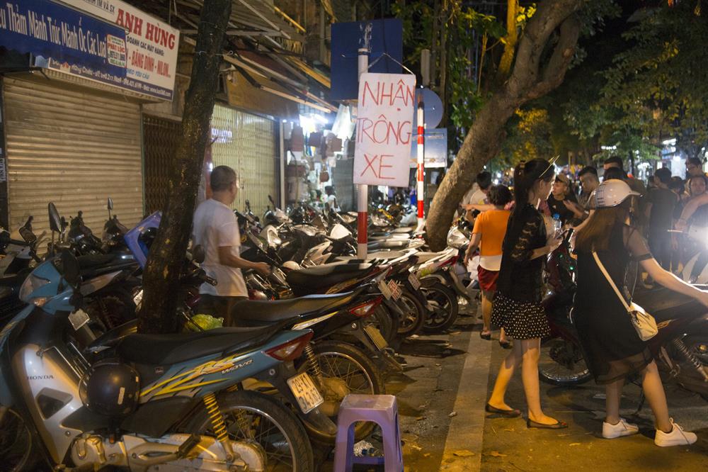 Nhiều điểm xe tự phát dựng lên phía bên ngoài phố Hàng Mã cũng kiếm “bội tiền” nhờ việc trông giữ xe vào những dịp này.