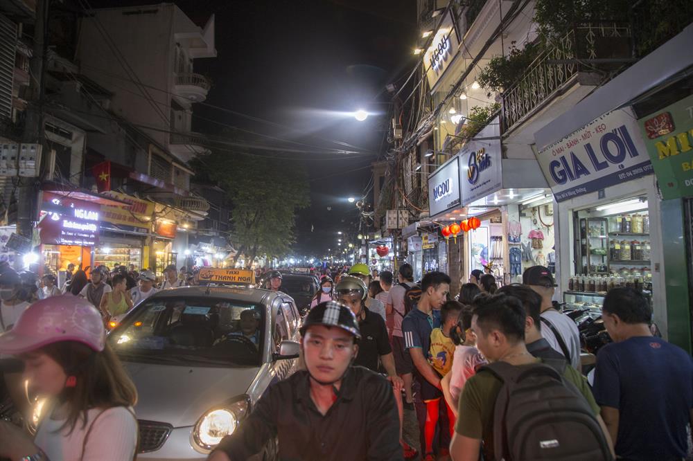Lưu lượng người đổ về ngày một nhiều khiến các tuyến phố khu vực này luôn xảy ra tình trang ùn tắc.