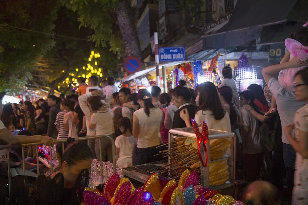 Dù chưa tới Trung thu nhưng việc người dân đi chơi , mua sắmTrung thu sớm khiến nơi đây rơi vào tình trạng “vỡ trận”.