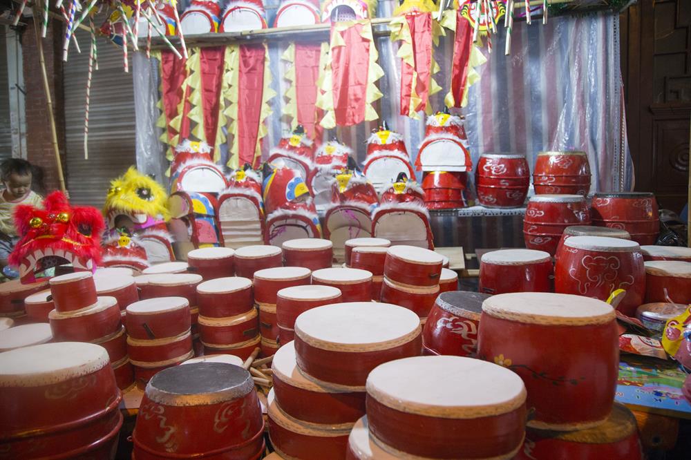 Các mặt hàng mang đậm truyền thống của trung thuViệt Nam cũng được bày bán rộng rãi. Khác với mọi năm, đồ chơi “made in” Việt Nam năm nay được bán khá chạy, lấn át các đèn lồng đến từ Trung Quốc.