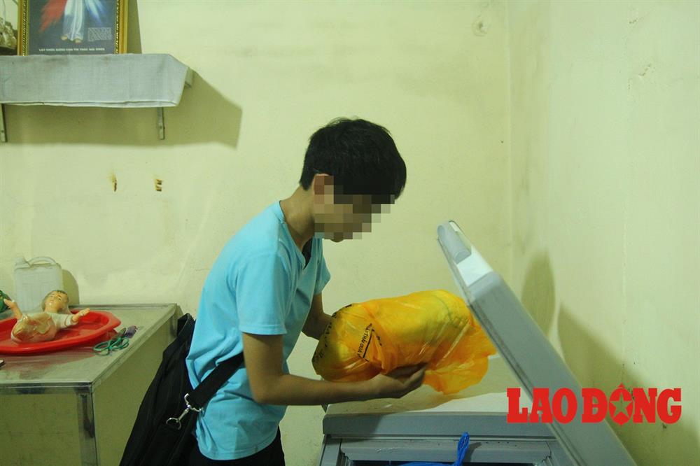 A bế các thai nhi trên tay.