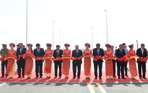 Sáng 2.9, Dự án đường ô tô Tân Vũ - Lạch Huyện, đoạn tuyến từ km2+810 đến km15+630, chính thức thông xe và đưa vào sử dụng, đã kết nối huyện Cát Hải với đất liền, mở ra sự phát triển mới cho CN-DV-DL trên huyện đảo - Ảnh TN