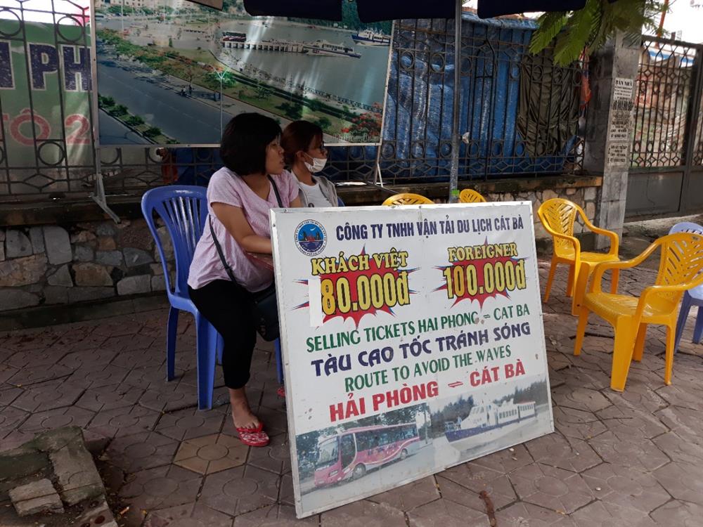 Đặc biệt là có sự phân biệt về giá vé giữa du khách là người Việt Nam và du khách là người nước ngoài. Việc phân biệt giá vé diễn ra công khai và được dán trực tiếp trên bảng thông báo lịch tàu chạy cũng như nơi bán vé