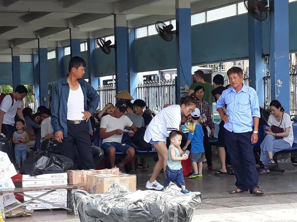 Theo quan sát của chúng tôi, so với những tháng trước đây, lượng khách du lịch đi tàu cao tốc Hải Phòng - Cát Bà đã giảm đi trông thấy. Theo một người bán vé tàu, nguyên nhân lượng khách giảm là do đường Tân Vũ - Lạch Huyện hoàn thành và đưa vào sử dụng, du khách chọn tuyến đường này để phương tiện đến tận nơi