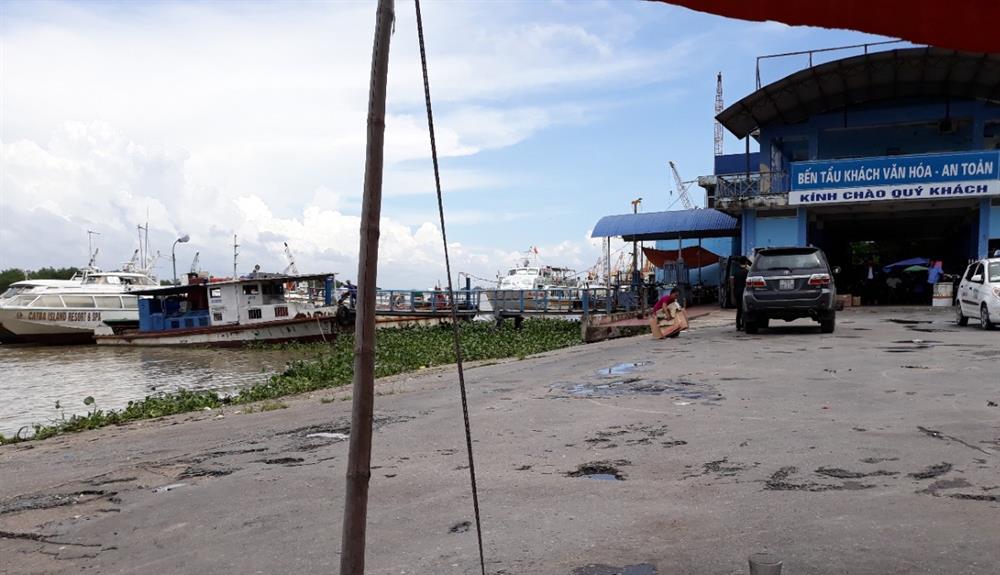 Bến tàu khách du lịch Bến Bính trở nên vắng khách, mọi hoạt động dịch vụ khác cũng èo uột theo