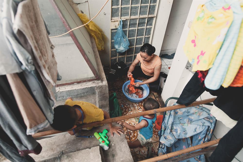 Số tiền kiếm được từ sạp hàng rong chỉ đủ trang trải cho cuộc sống của 3 mẹ con ở Hà Nội. Vậy nên, tranh thủ khi 2 con còn đang ngủ, chị dậy từ sớm đi nhặt thêm sắt vụn đi bán để có tiền gửi về cho 2 đứa lớn ăn học ở quê. Trở về căn phòng trọ cũng là lúc Bình và Yên đã tỉnh giấc, như bao người mẹ khác, chị Thúy lại tất bật với công việc nội trợ.