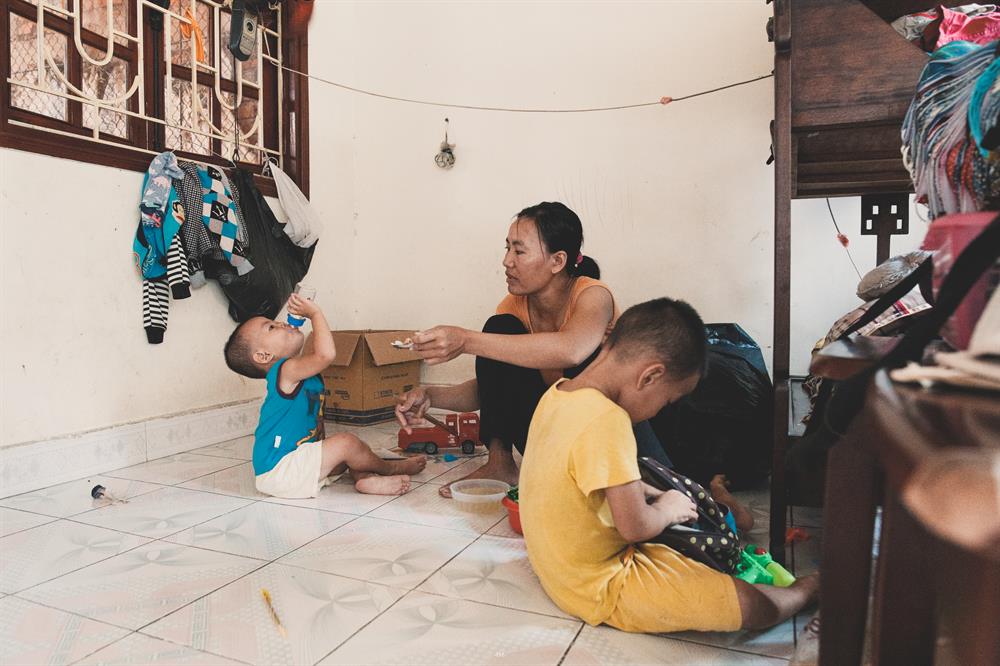 Vỏn vẹn 15m2, đó là nơi diễn ra mọi sinh hoạt của 3 mẹ con. Nhưng lạ thay, căn phòng gác mái nóng nực ấy lại luôn tràn ngập tiếng nói cười. Bữa sáng và cũng chính là bữa trưa của 2 đứa trẻ chỉ là một hộp cơm nhỏ 20.000 đồng. Cũng chẳng kịp chợp mắt, chị lại vội vàng sửa soạn đồ đạc cho công việc bán rong buổi chiều.