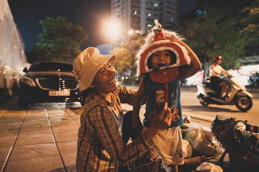 Nhìn thấy hình ảnh của 3 mẹ con bên vệ đường không kể nắng hay mưa, nhiều người động lòng thương đã dừng lại mua lấy dăm ba món đồ nhỏ để giúp đỡ. Đôi khi, 2 đứa trẻ cũng nhận được vài ba cuốn sách thiếu nhi hay những món đồ chơi nhỏ… Quần áo của Bình và Yên đang mặc cũng được những người qua đường quyên góp lại rồi mang cho.