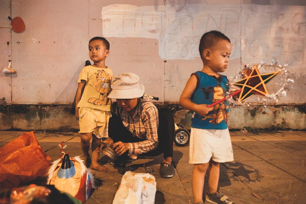 Kim đồng hồ điểm 10h tối, chị Thúy vội thu dọn sạp hàng, chuẩn bị cho các con trở về phòng trọ. Con đường hơn 1 cây số từ nơi 3 mẹ con ngồi bánh hàng về tới phòng trọ nhỏ trong con hẻm nằm trên phố Hoàng Cầu , lại thêm gánh hàng và đứa nhỏ trên vai, thế nhưng người mẹ ấy vẫn cười lạc quan đến lạ: “Ngày nào cũng vậy, chị quen rồi”. Dương như hiểu được một phần nỗi vất vả của mẹ, đôi lúc thấy mẹ dừng chân nghỉ trên đường về, Bình thủ thỉ với mẹ: “Sau này Bình lớn, Bình làm công an rồi mua ôtô cho mẹ đi đỡ mệt nha!”.