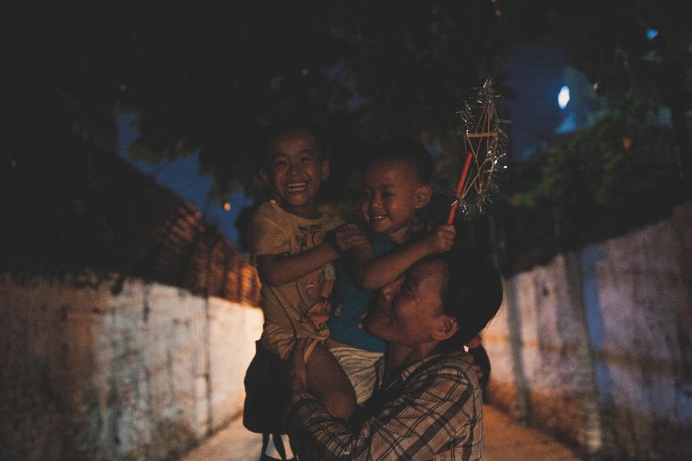 Tết Trung đối với Bình và Yên có lẽ cũng không khác nhiều so với những ngày thường, và cũng không đặc biệt như bao đứa trẻ khác. Nhưng có lẽ với chúng, vòng tay ấm áp và tình yêu thương “tròn trịa” của người mẹ là những điều quan trọng nhất. Chỉ cần như vậy, với 2 bé đó chính là Trung thu mỗi ngày. Không ai có thể biết cuộc sống của chị Thúy ở nơi đất khách quê người sẽ tiếp tục ra sao, liệu có luôn “Bình Yên” như cái tên mà chị đã đặt cho 2 đứa con của chị. Thế nhưng, chỉ cần thấy nụ cười vẫn hiện lên trên khuôn mặt của các con, chị vẫn sẽ cố gắng hết sức lực của mình để các con có một cuộc sống ấm no, đầy đủ hơn.