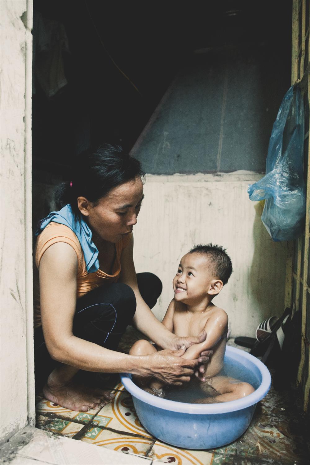 Luôn là những người cuối cùng về tới phòng trọ, khi mọi người đã chìm sâu vào giấc ngủ, căn phòng gác mái của ba mẹ con lại sáng đèn. Chị Thúy lại vội vàng tắm rửa cho 2 đứa. “Mẹ ơi, nước lạnh quá!”, bé Yên nói với mẹ rồi lại nhoẻn miệng cười.